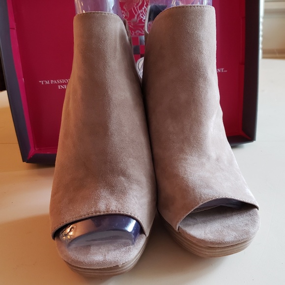 Vince Camuto Gilsa Peep Toe Bootie size 10 - Picture 6 of 6
